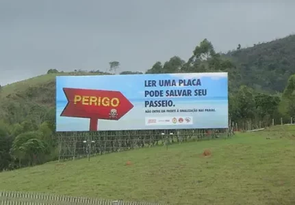 Painel Rodoviário e Front Light Rodovia dos Tamoios SP-099