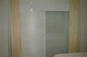 Porta de Correr com Persiana Integrada