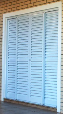 porta de correr com veneziana