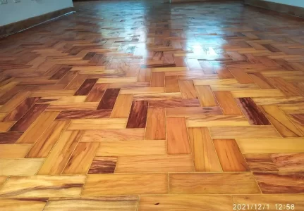 Aplicação de Cascolac em Pisos de Madeira