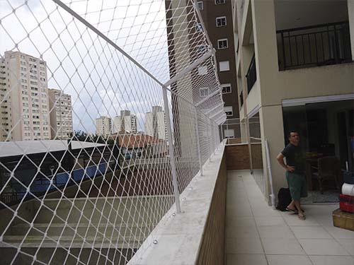 Rede de proteção com estrutura metálica