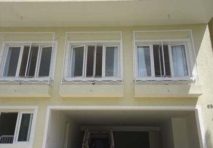 Telas de proteção com estrutura metálica