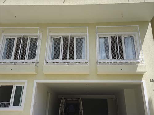 Telas de proteção com estrutura metálica