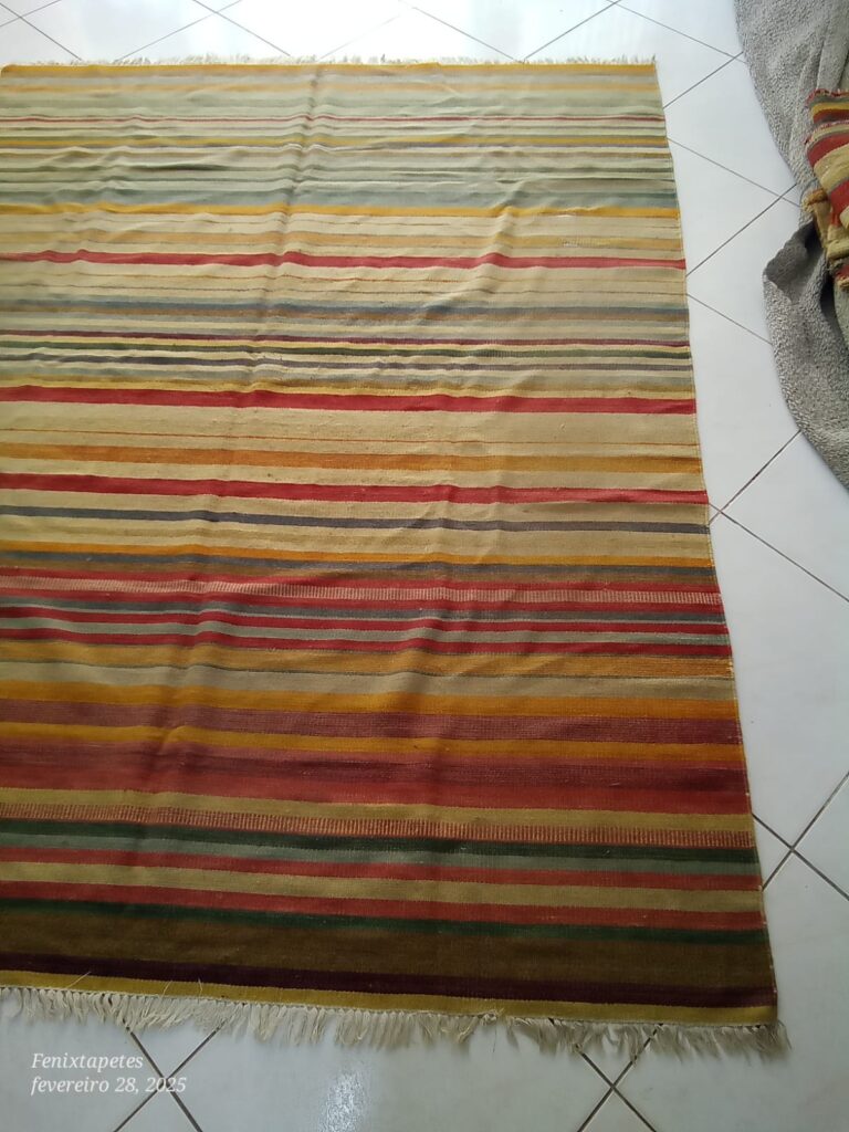 # Franjas de algodão Antes de tudo, Franjas de algodão valorizam o acabamento do tapete e ajudam a manter sua aparência mais elegante. Além disso, elas fazem parte da estrutura visual da peça e merecem cuidado especializado durante a limpeza ou a restauração. Por isso, um tratamento profissional evita desgaste excessivo, manchas permanentes e fios desalinhados. Dessa forma, o tapete conserva beleza, harmonia e boa apresentação por muito mais tempo. ## Em primeiro lugar, Franjas de algodão exigem cuidado especializado Em primeiro lugar, cada tapete precisa de uma avaliação cuidadosa antes do tratamento das franjas. Dessa maneira, Franjas de algodão exigem que a equipe identifique o tipo de fibra, o estado dos fios, as manchas e o nível de desgaste. Com o intuito de proteger a peça, profissionais escolhem produtos adequados e técnicas compatíveis com o acabamento original. Assim sendo, o processo limpa, alinha e preserva as franjas sem agredir a estrutura do tapete. Além disso, o cuidado correto ajuda a prolongar a vida útil da peça. Como resultado, o cliente recebe um tapete mais bonito, limpo e pronto para valorizar o ambiente. ### De fato, Franjas de algodão influenciam a aparência do tapete De fato, franjas sujas, amareladas ou emboladas prejudicam a apresentação de qualquer tapete. Por causa do uso diário, os fios podem acumular poeira, manchas, resíduos e sinais de umidade. Nesse sentido, o tratamento profissional ajuda a recuperar o visual e melhora o acabamento da peça. Ainda mais, tapetes decorativos, orientais ou artesanais precisam desse cuidado para manter seu valor estético. Ou seja, as franjas não funcionam apenas como detalhe visual. Em outras palavras, elas completam o conjunto e reforçam a sensação de conservação do tapete. ## A saber, serviços realizados com atenção e qualidade A saber, realizamos Limpeza de tapetes a seco preço, Lavagem de Tapetes no Litoral, Limpeza de tapetes em São Paulo, Franjas de Lã, Higienização de Tapetes, Limpeza de Tapete, Lavagem de tapete em São Paulo, Limpeza de tapetes a seco, Limpeza de tapete em São Paulo, Lavagem de Tapetes. Além disso, cada serviço recebe orientação conforme o estado da peça e a necessidade do cliente. Do mesmo modo, a equipe avalia manchas, odores, desgaste, tipo de fibra, acabamento e conservação antes de indicar o melhor processo. Por exemplo, franjas muito desgastadas podem exigir limpeza cuidadosa e alinhamento específico. Só para ilustrar, tapetes com acabamento artesanal pedem atenção redobrada para preservar sua originalidade. Como resultado, cada etapa busca entregar limpeza eficiente, conservação e acabamento mais bonito. ### Em síntese, Franjas de algodão bem cuidadas renovam o tapete Atualmente, muitos clientes procuram soluções para recuperar o visual dos tapetes sem comprometer sua estrutura. Por isso, contratar uma empresa especializada evita cortes inadequados, produtos agressivos e técnicas improvisadas. Sem dúvida, o cuidado profissional oferece mais segurança para peças delicadas, antigas ou de alto valor decorativo. Além disso, o processo correto ajuda a remover o aspecto encardido e melhora a uniformidade das franjas. Ao mesmo tempo, o tratamento adequado deixa o tapete mais harmonioso e agradável no ambiente. De acordo com cada situação, a equipe pode orientar sobre higienização, limpeza, lavagem ou restauração do acabamento. Dessa maneira, o cliente escolhe uma solução eficiente para preservar beleza, higiene e durabilidade. Em conclusão, cuidar das franjas representa um investimento na conservação e na apresentação do tapete. Por fim, para saber mais sobre cuidados profissionais com tapetes e acabamentos, clique aqui e confira os detalhes.