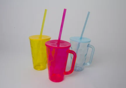 Caneca para festa com tampa: brinde útil para eventos personalizados