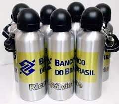 Equipe comercial analisando contratos corporativos em escritório